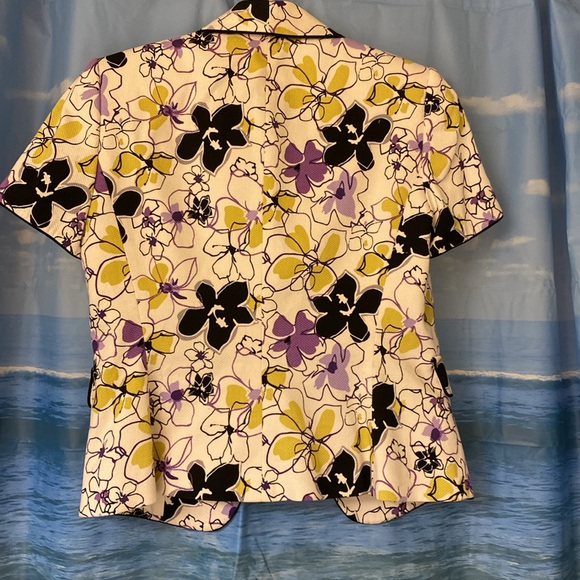 Tahari excellent shape short sleeve jacket. - Picture 4 of 5